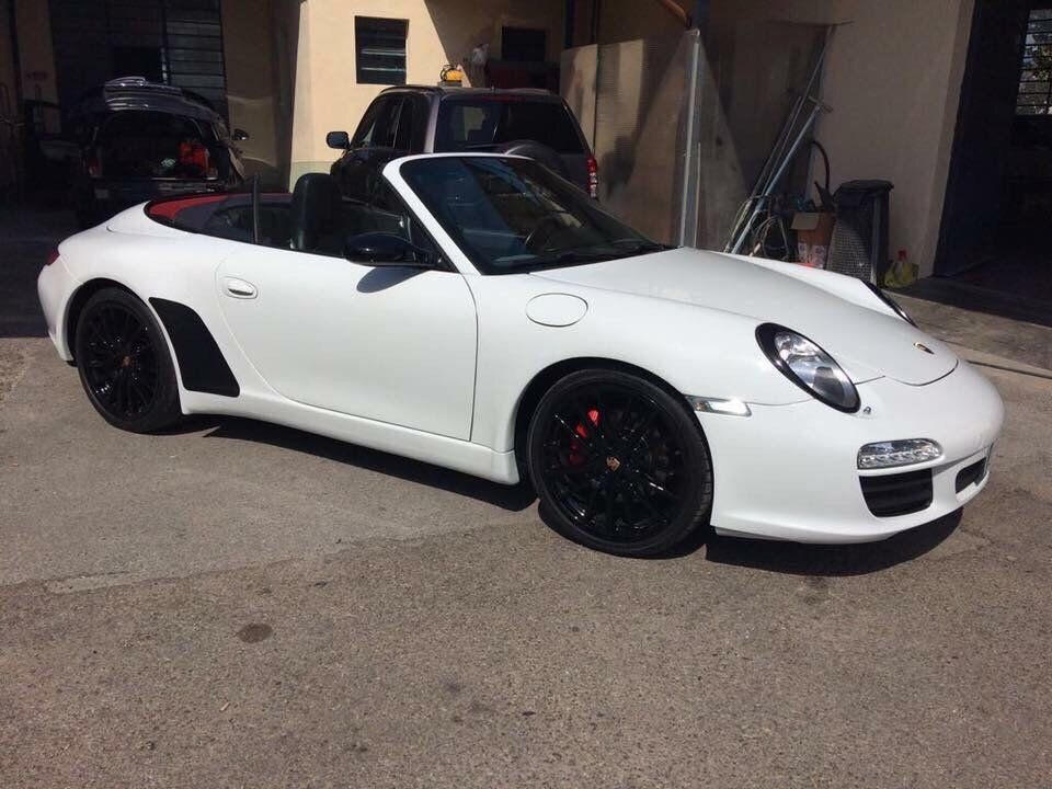 porsche bianca con cerchi neri
