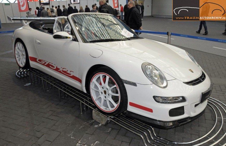 Porsche con modifiche estetiche per livrea da gara