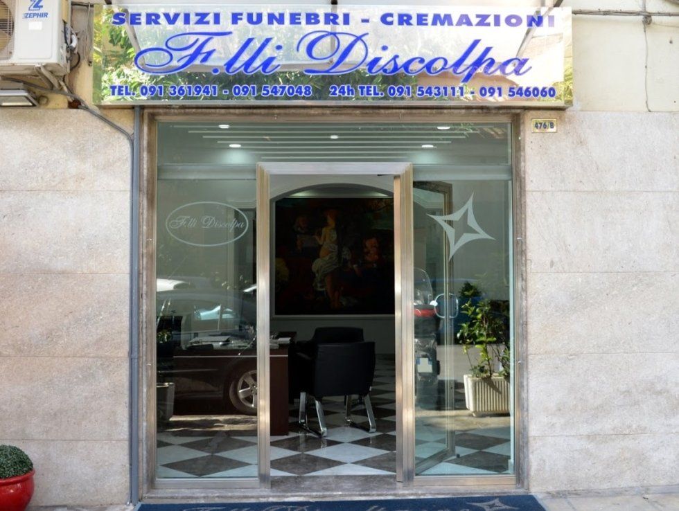 entrata dell'agenzia di onoranze funebri a Palermo