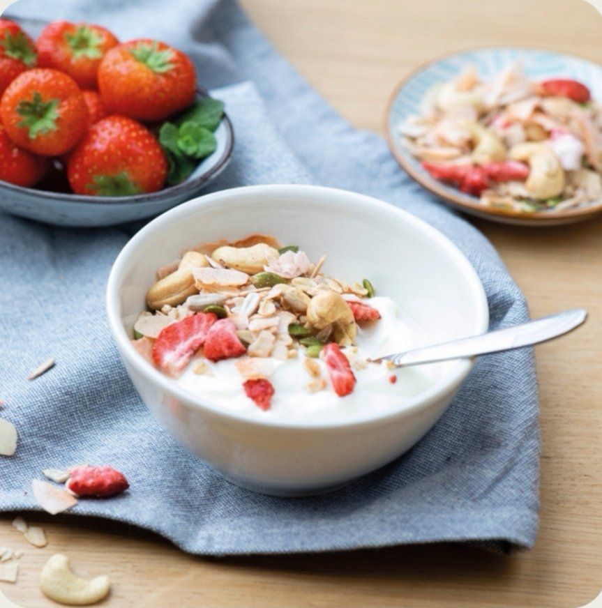 Müsli mit Erdbeeren und Cashews 