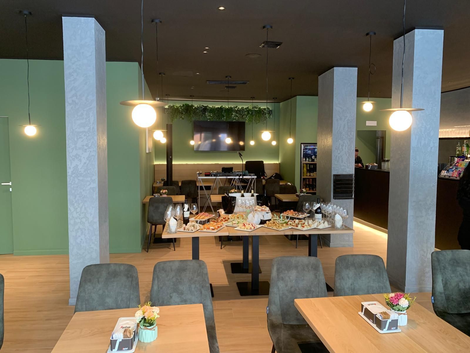 Un ristorante con tavoli e sedie e un tavolo da buffet.