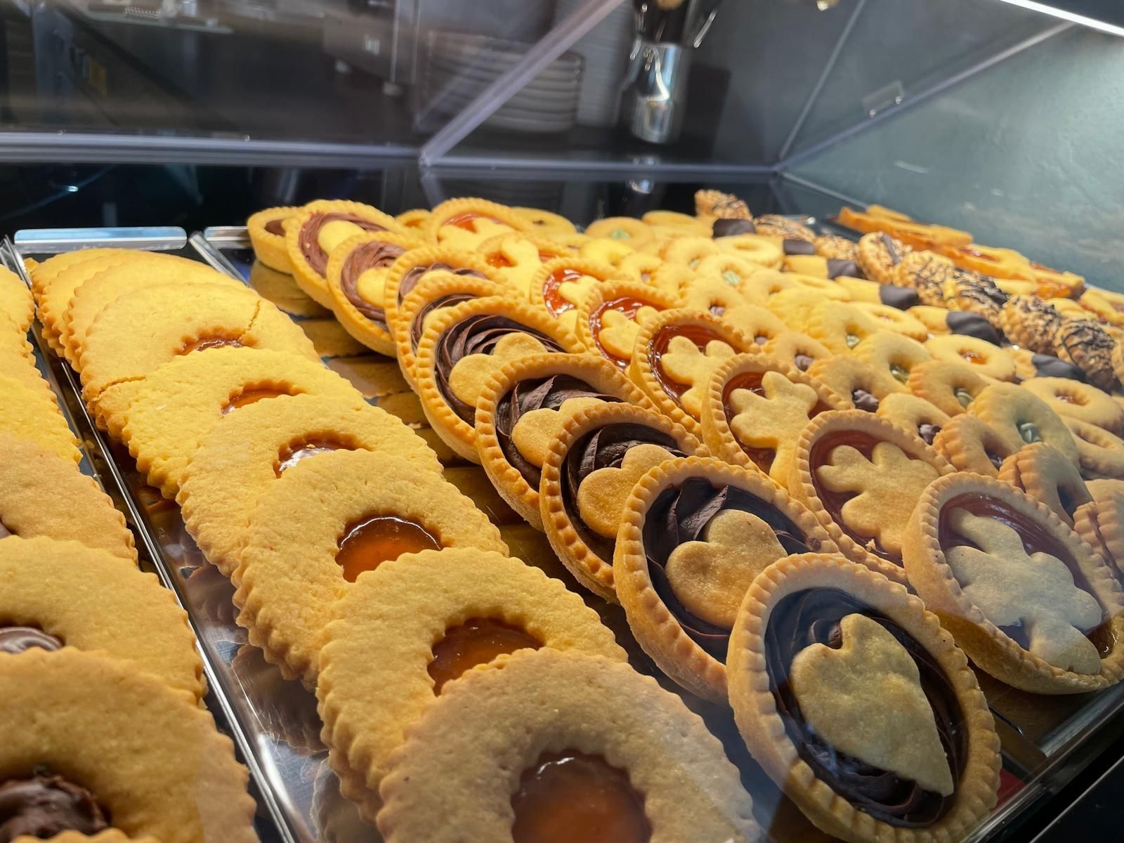Una vetrina piena di tanti tipi diversi di biscotti