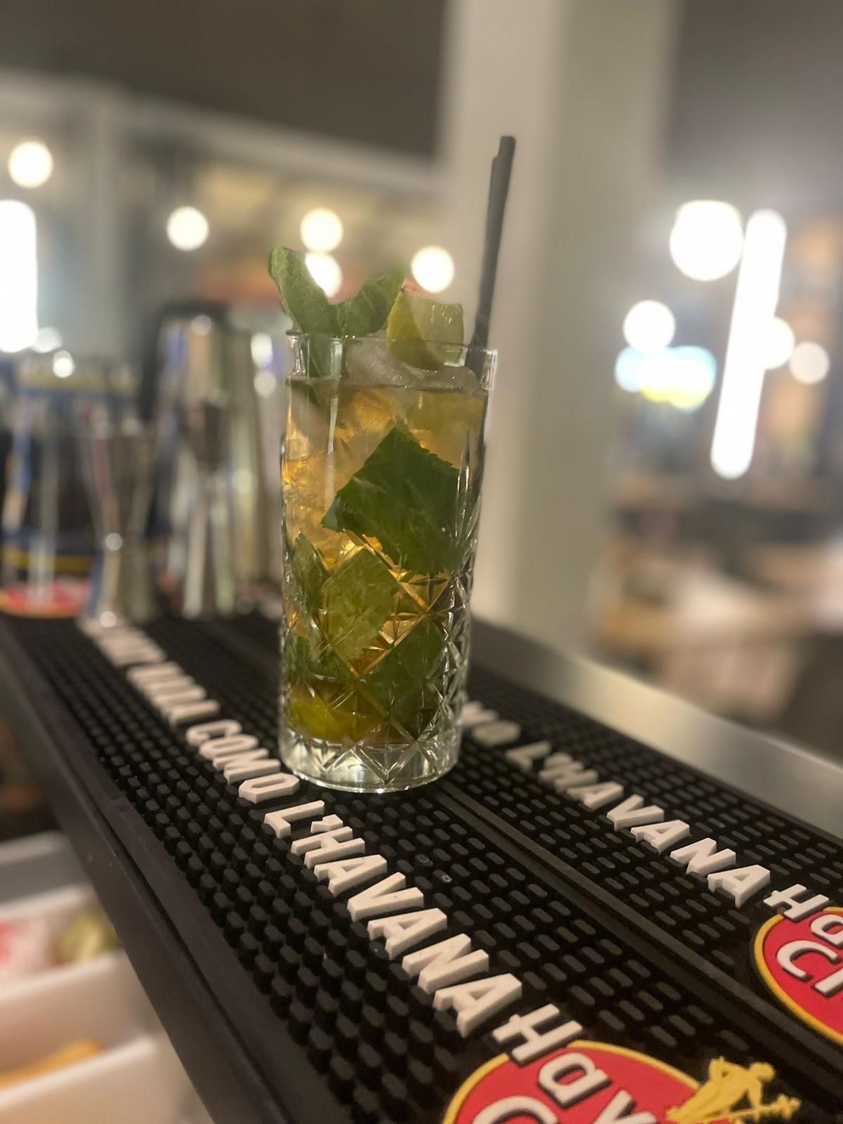 Un primo piano di un drink dell'Havana Club in un bar