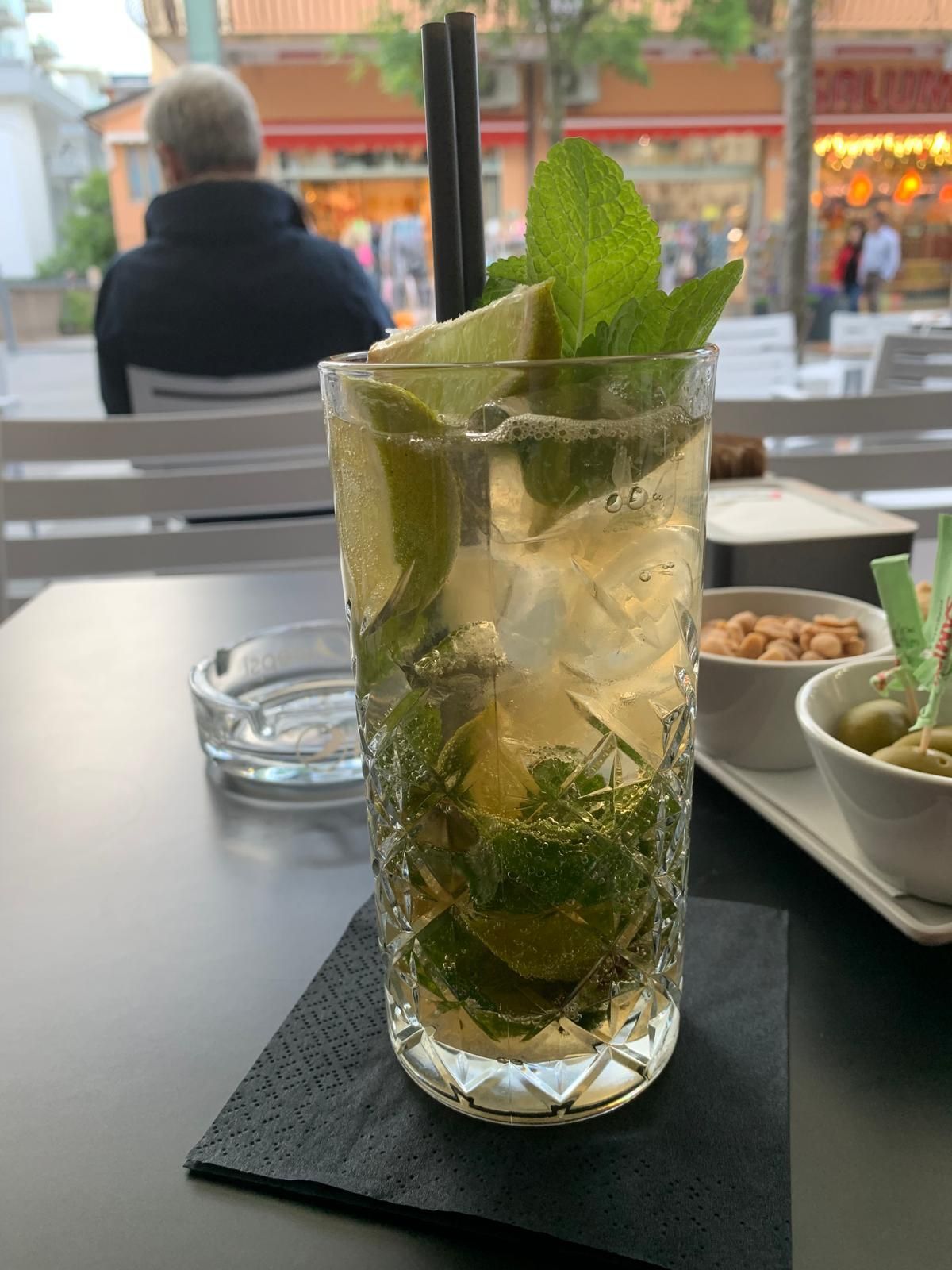 Un mojito è seduto su un tovagliolo su un tavolo.