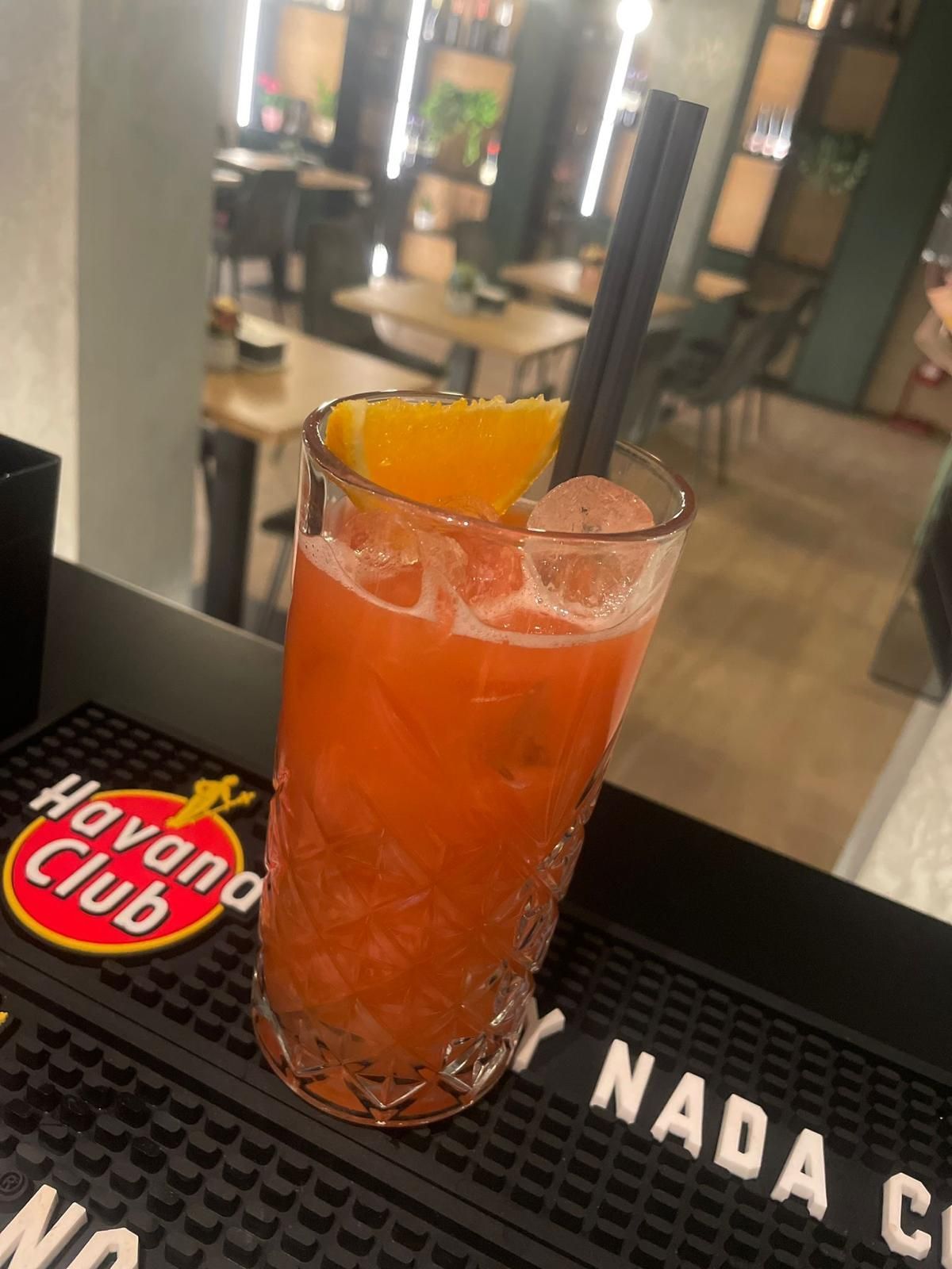Un drink dell'Havana Club è seduto su un tappetino da bar