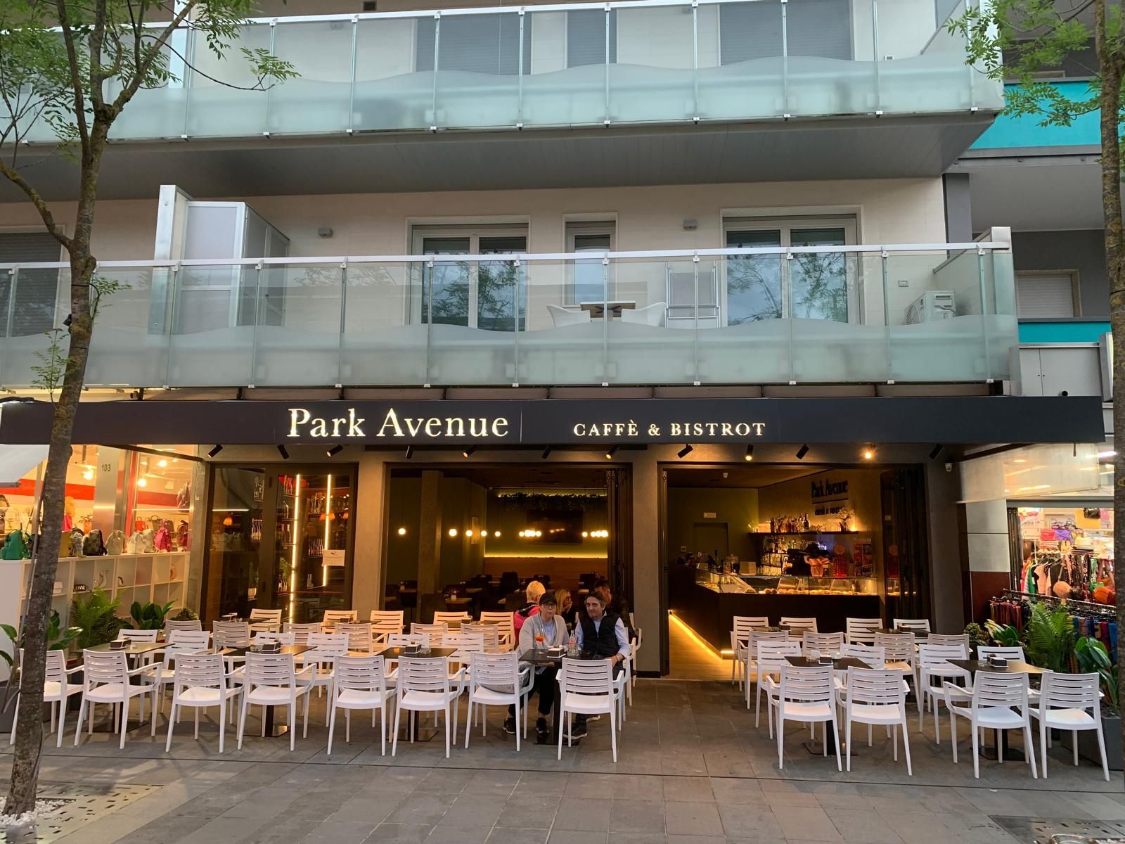 Un ristorante chiamato Park Avenue ha tavoli e sedie all'esterno