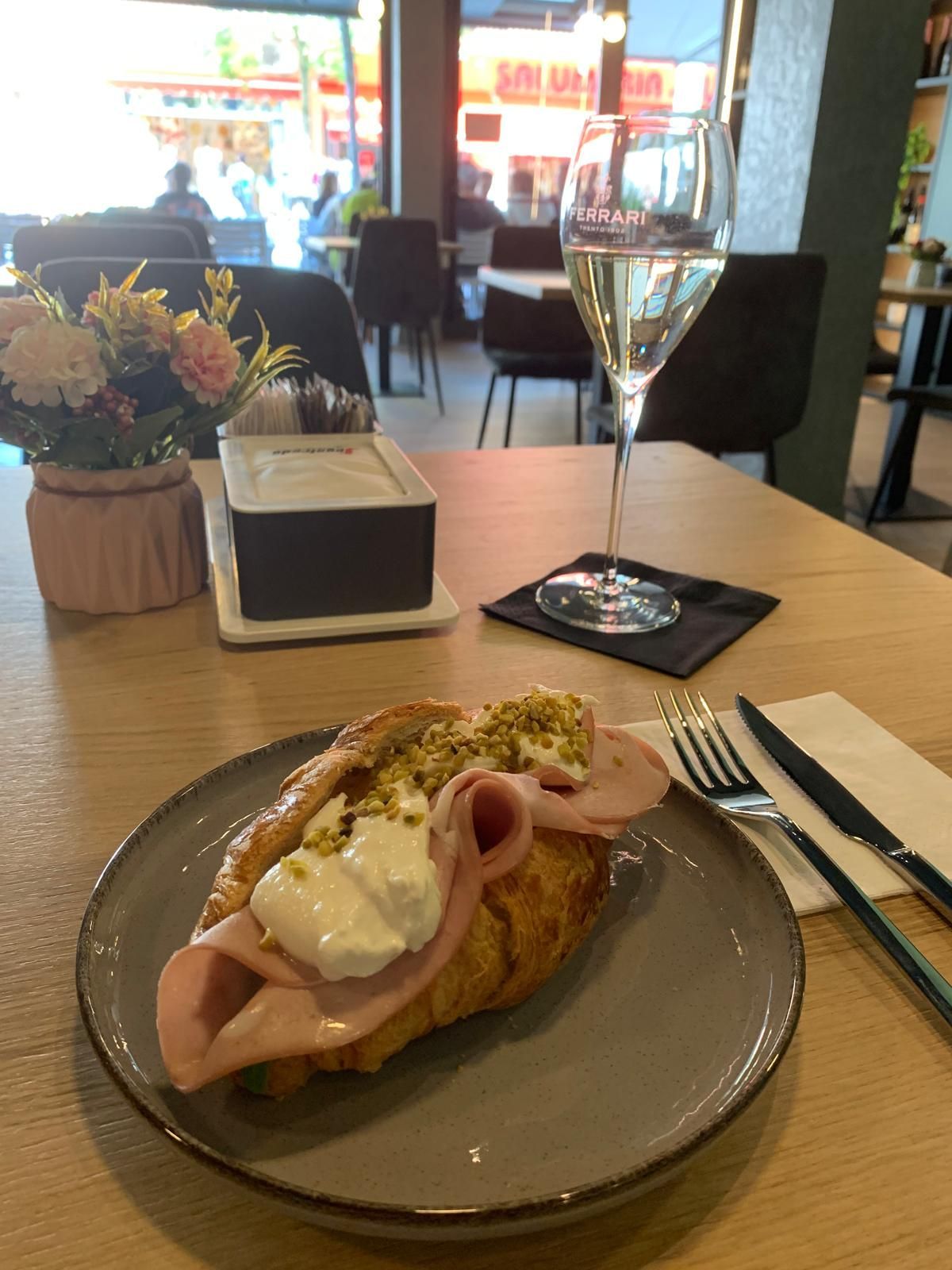 Un piatto di cibo e un bicchiere di vino su un tavolo.