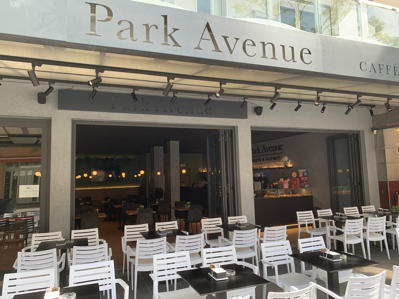 Un ristorante chiamato Park Avenue ha tavoli e sedie all'esterno