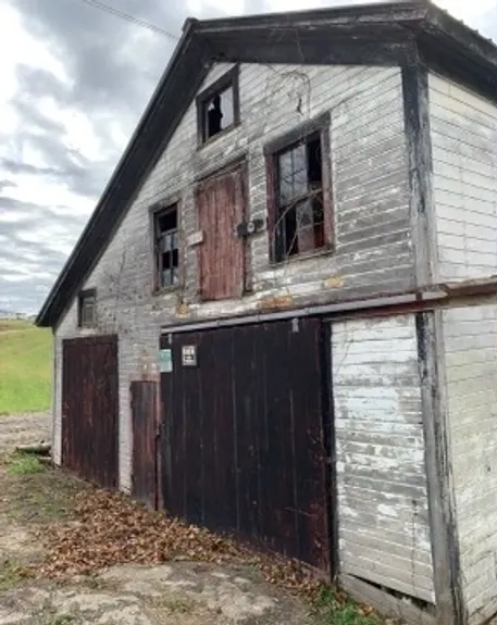 An Old Barn With A Broken Window And A Broken Door - Salineville, OH - Eastern Ohio Builders LLC