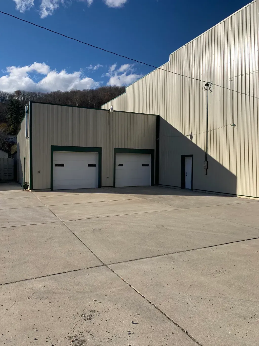A Building with Two Garage Doors on The Side of It - Salineville, OH - Eastern Ohio Builders LLC