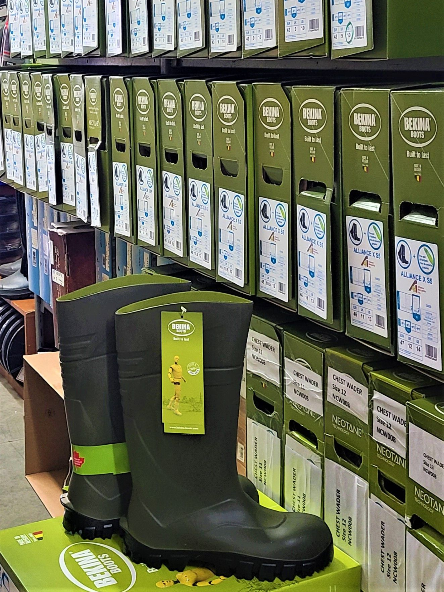 Redden Net carries an extensive selection of high quality clothing, gloves and raingear for recreational & commercial use.