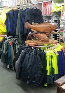 Redden Net carries an extensive selection of high quality clothing, gloves and raingear for recreational & commercial use.