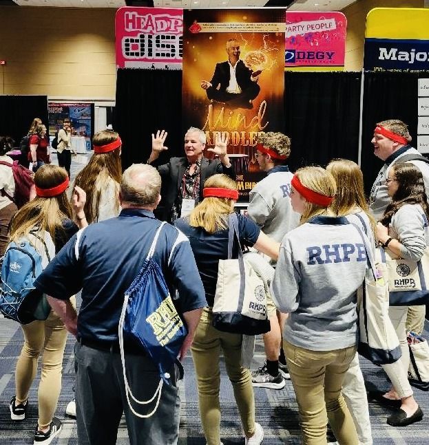 A group of people standing in front of a sign that says hade disc