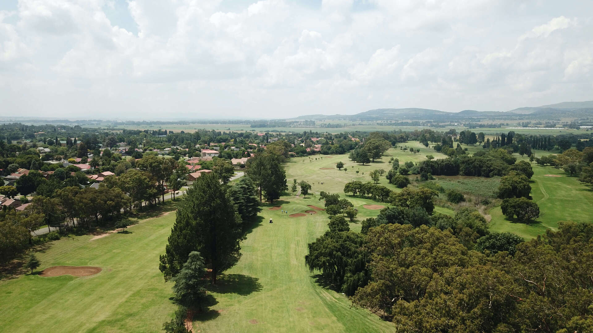 The course has 18 bent-grass greens and is played as a par-72 course which measures 6239 meters from the club tees.