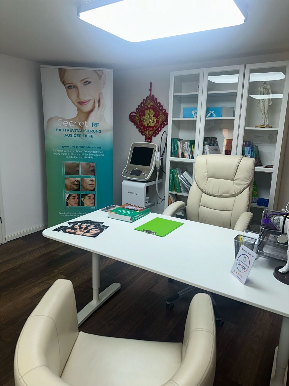 Eine Arztpraxis mit einem weißen Schreibtisch und Stühlen