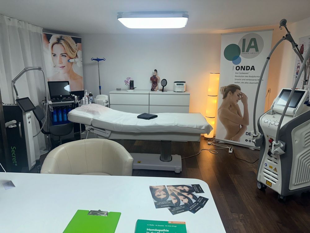 Ein Raum mit einem Tisch und Stühlen und einem Schild mit der Aufschrift „ia“ darauf