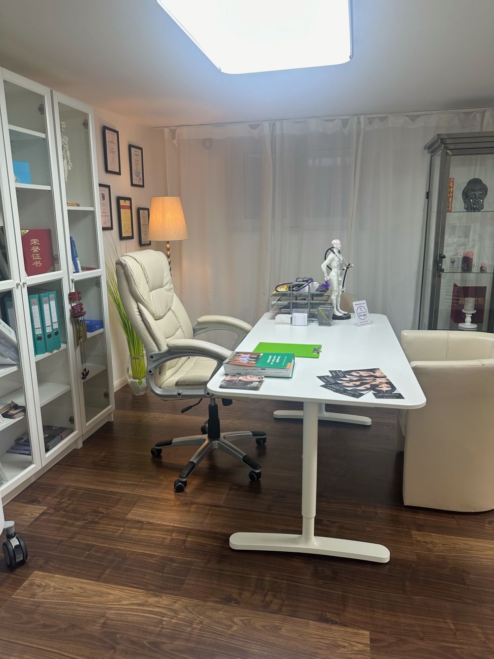 Im Zimmer gibt es einen Schreibtisch und einen Stuhl.