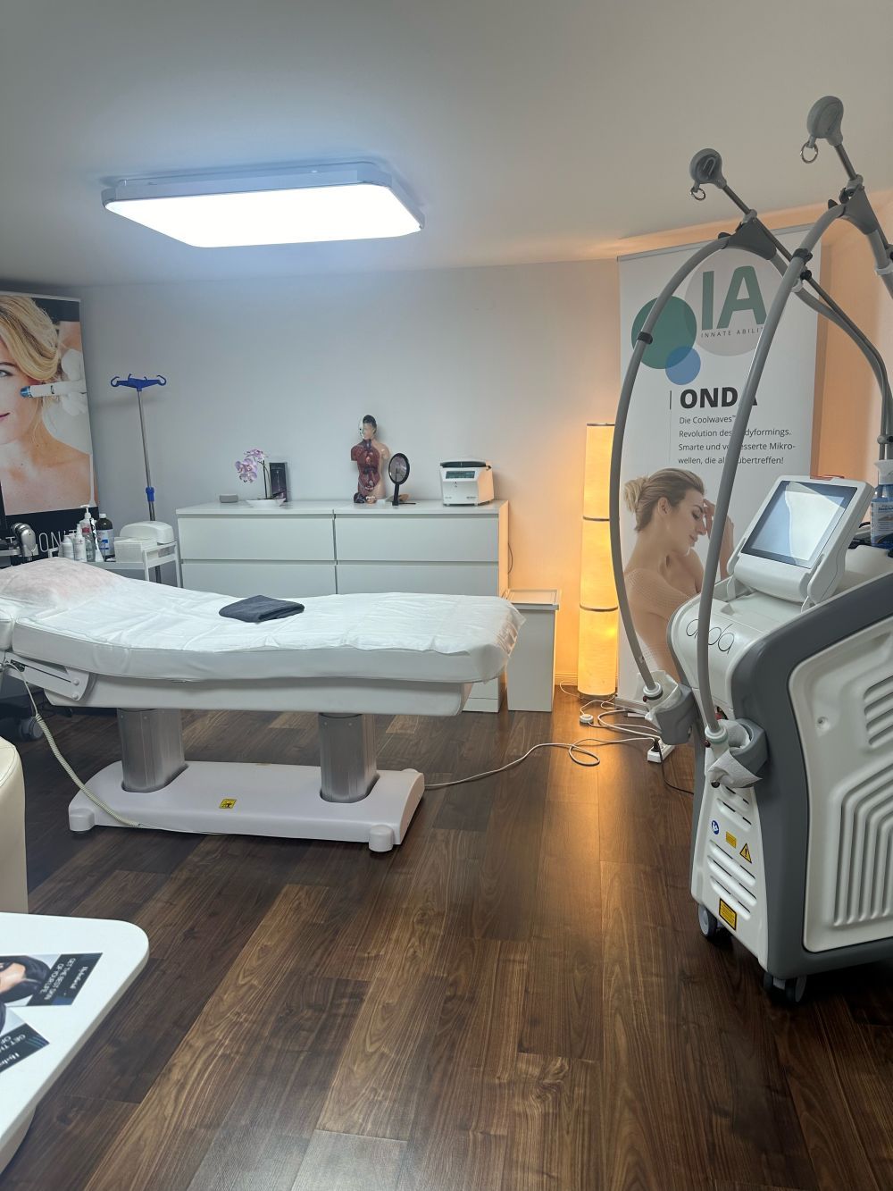 Ein Zimmer mit einem Bett und einer Maschine darin