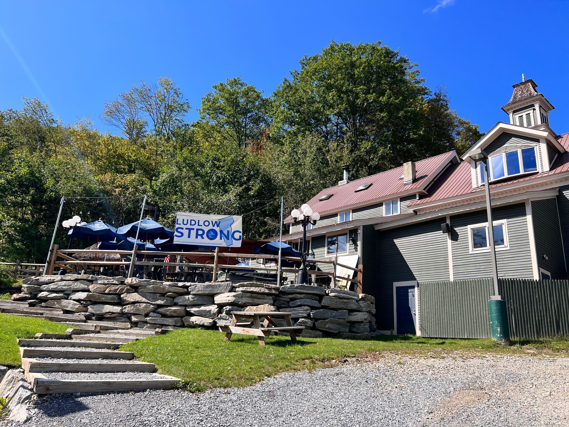 A large building with a sign that says lincoln strong