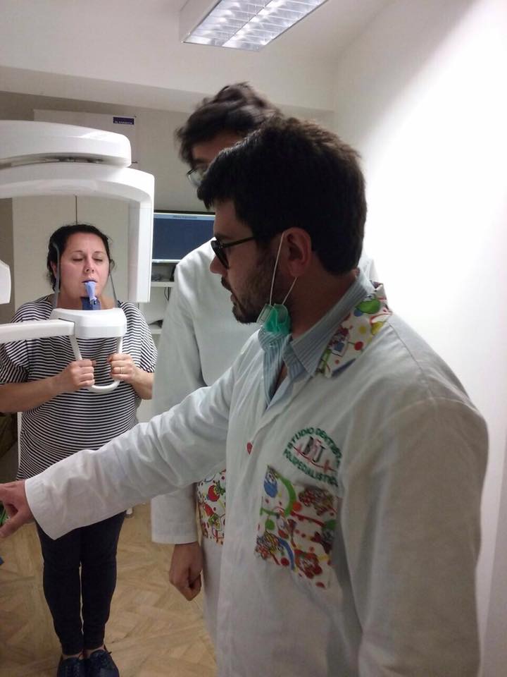 il dentista assiste il paziente