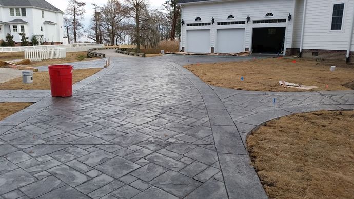 A brick driveway with a circle in the middle of it