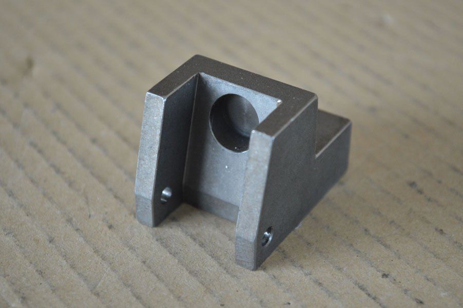 dettaglio cerniera in ferro