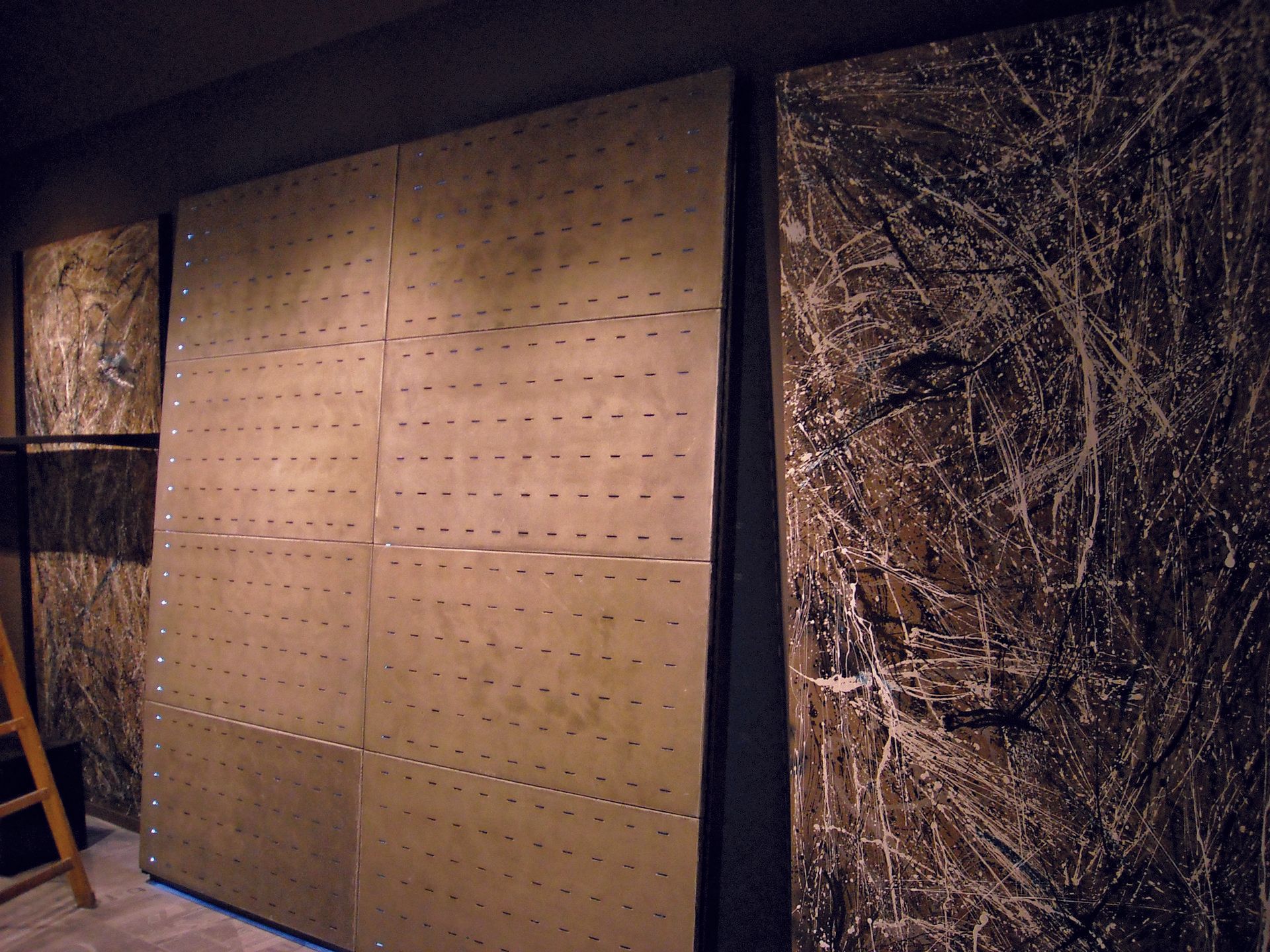 Un muro con molti buchi