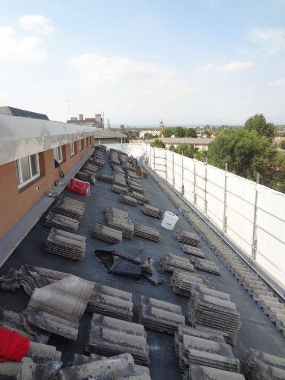 Un tetto con un sacco di mattoni sopra