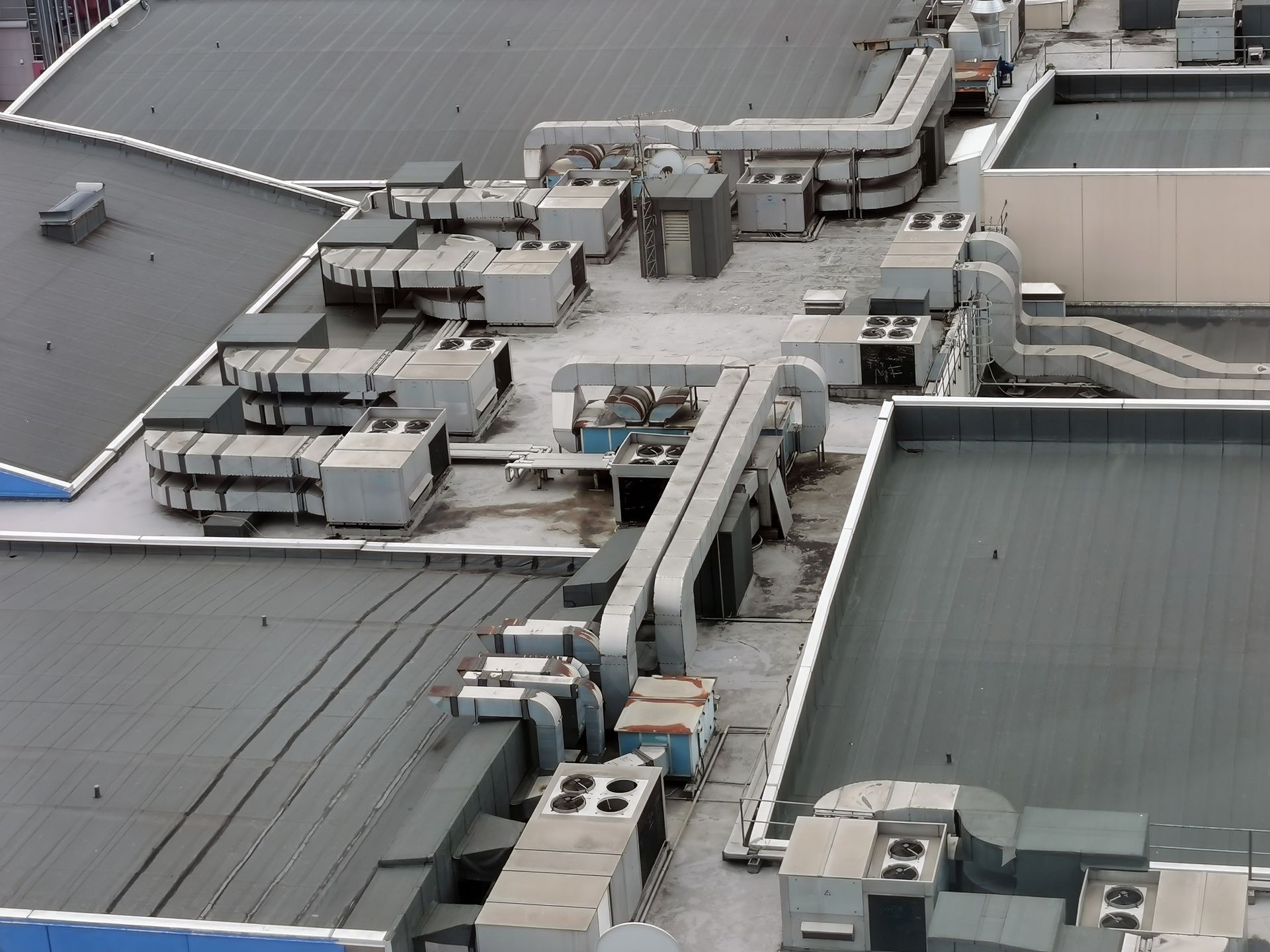 A close up of a roof with a blue sky in the background.