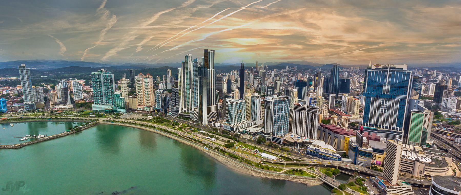 Una vista aérea de una ciudad con un lago en el medio.