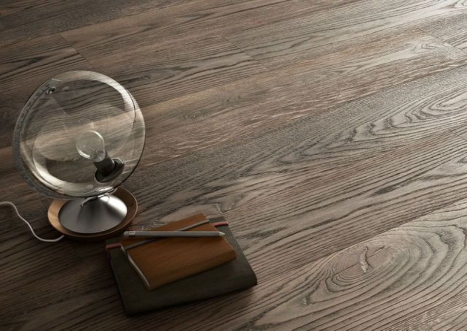 installazione parquet in legno scuro