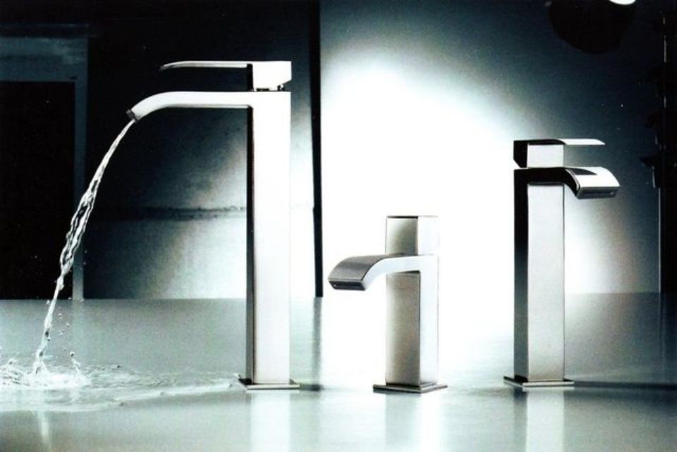 bagno con rubinetteria moderna in acciaio