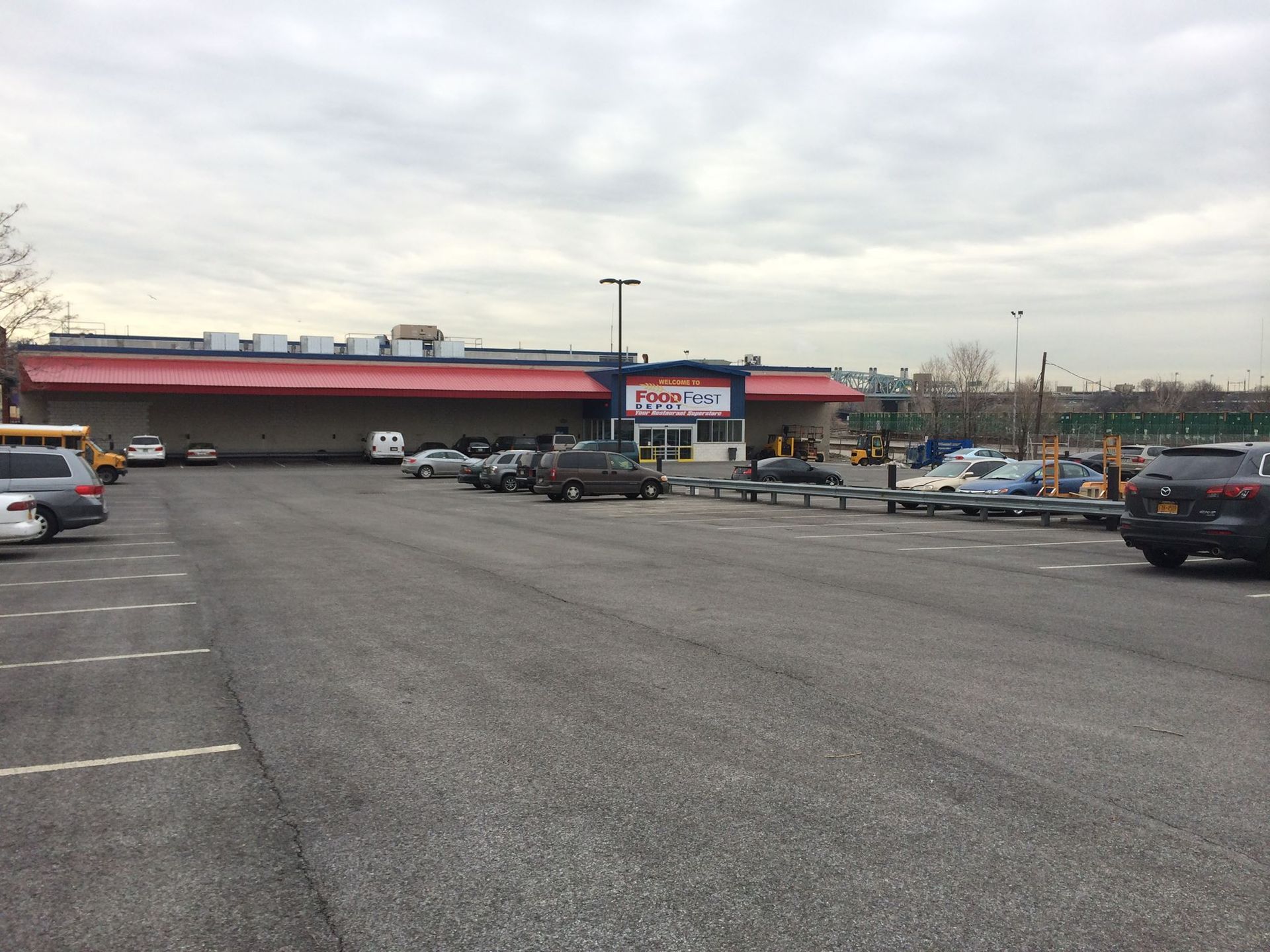 A lot of cars are parked in front of a store