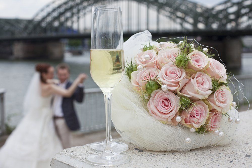 Hochzeitstanz mit Sekt und Blumen