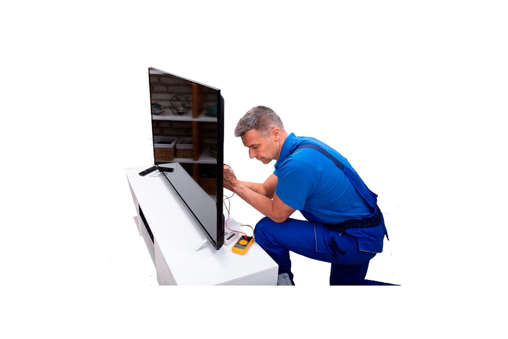 Técnico con mono azul instalando o reparando un televisor de pantalla plana sobre una superficie blanca.