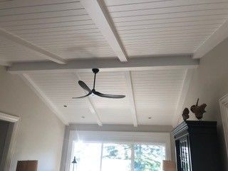 A ceiling fan is hanging from the ceiling of a living room.