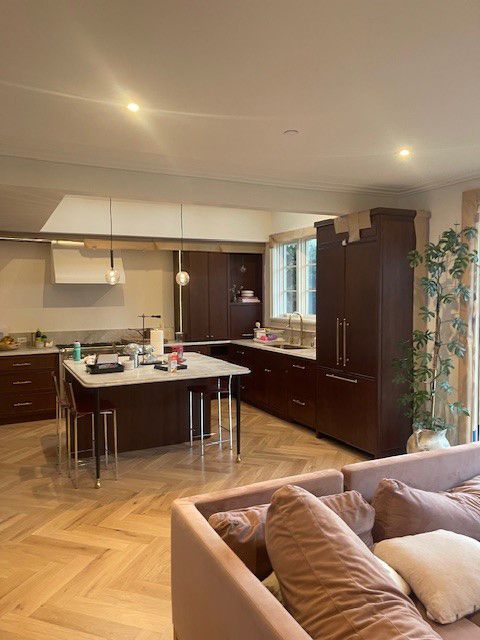 A living room with a couch and a kitchen