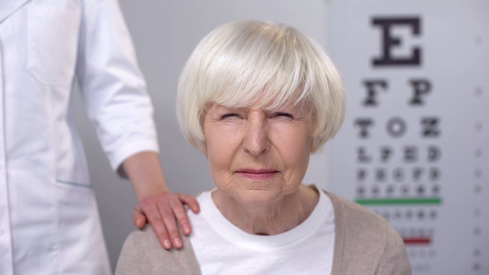 Anziana che fa l'esame per la vista