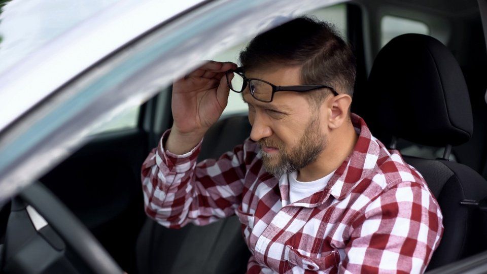 Uomo alla guida con problemi alla vista