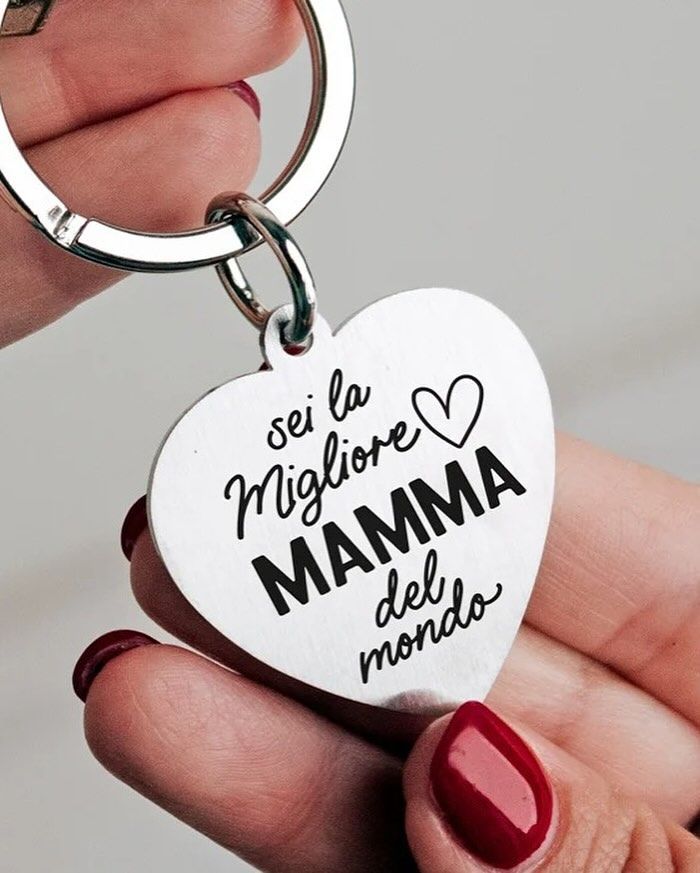 Portachiavi a forma di cuore con la scritta in italiano 