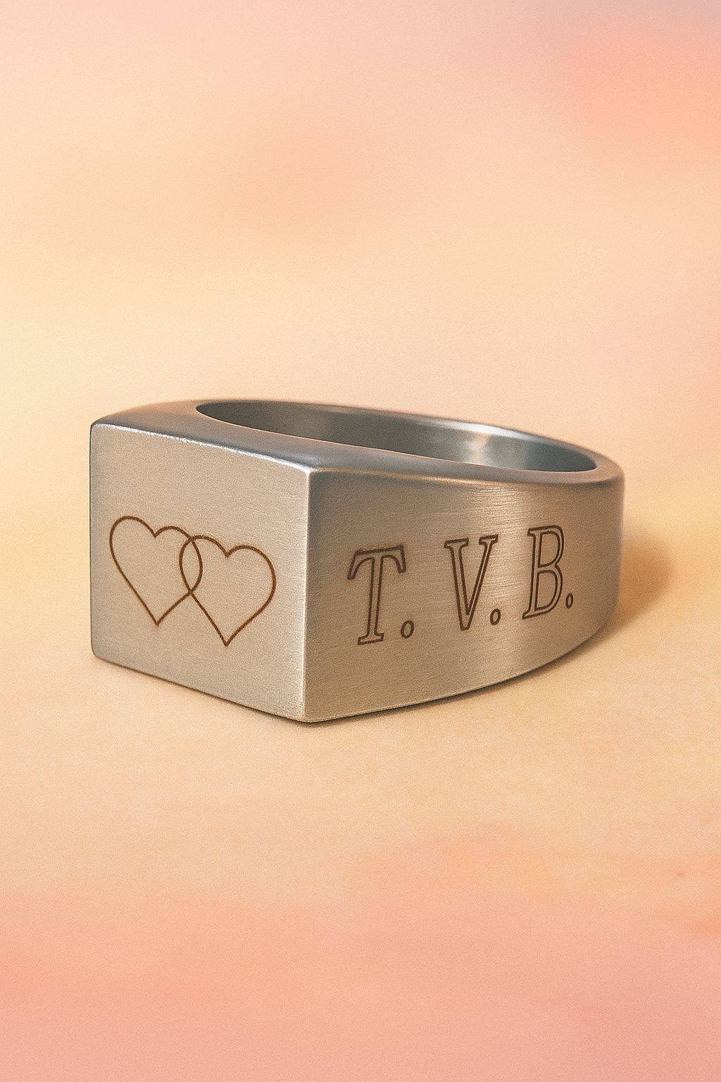 Anello in argento con cuori incisi e iniziali 