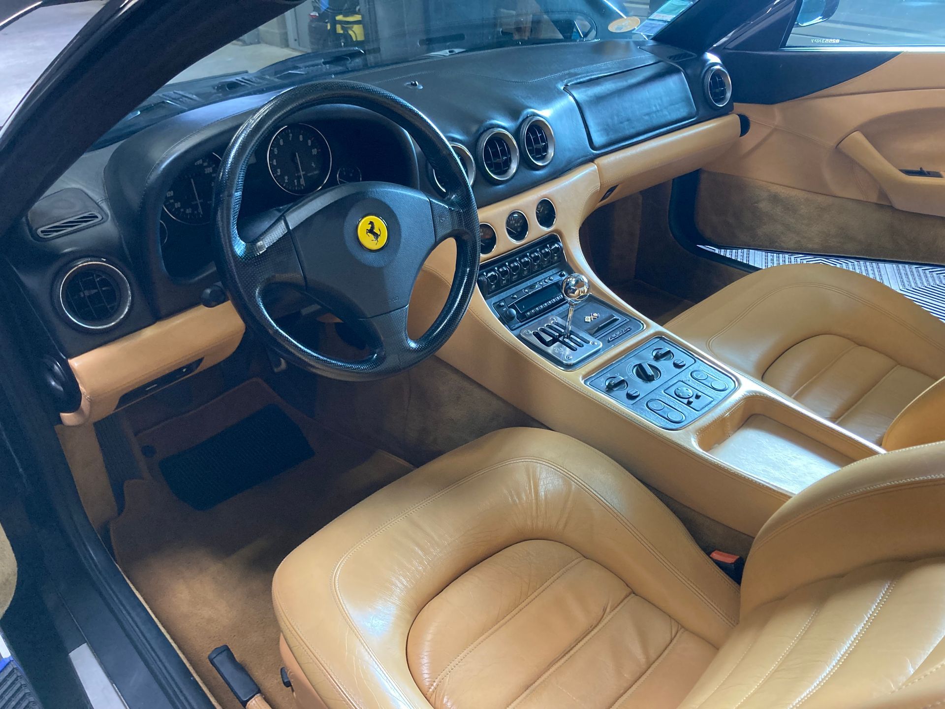 Intérieur de Ferrari 456 GT en cuir crème.