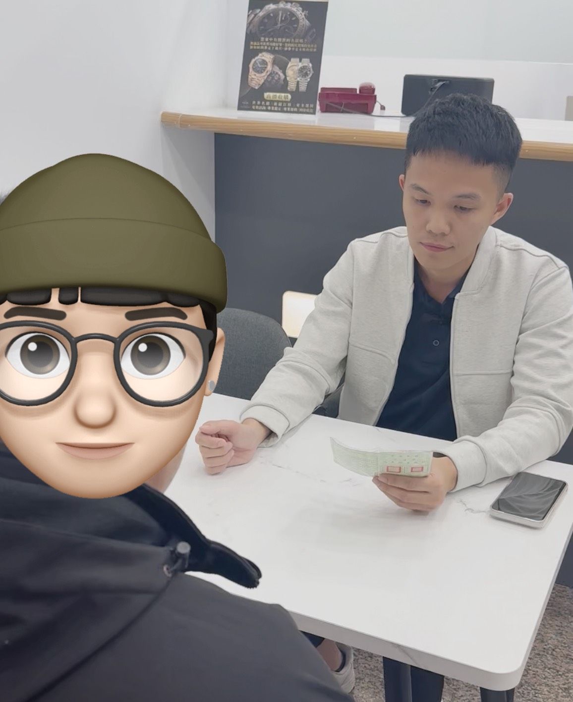 花蓮永廉當舖實景:專員與客戶親自核對信用卡明細,確保資金用途安全並落實防詐把關。