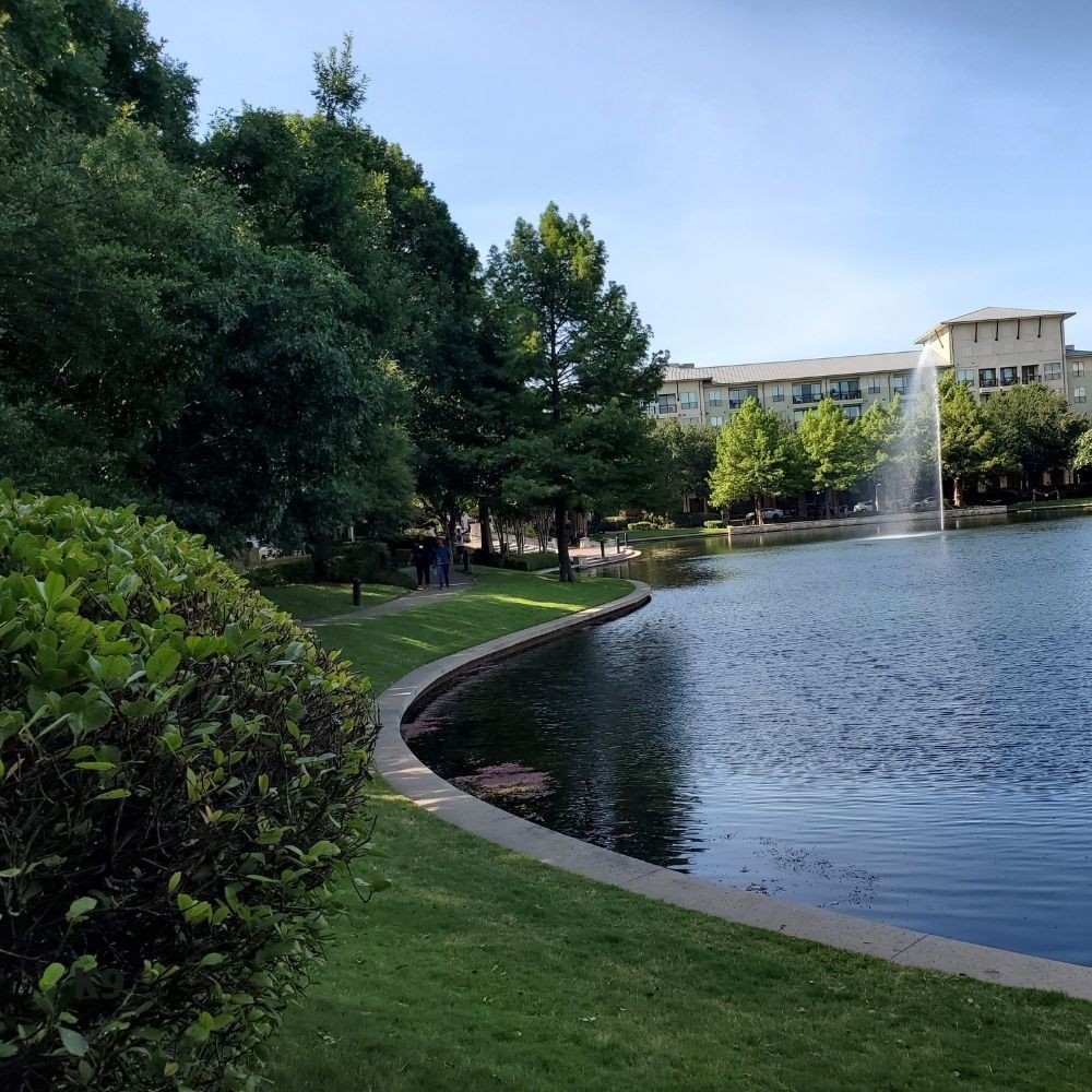 A lake with a fountain in the middle of it