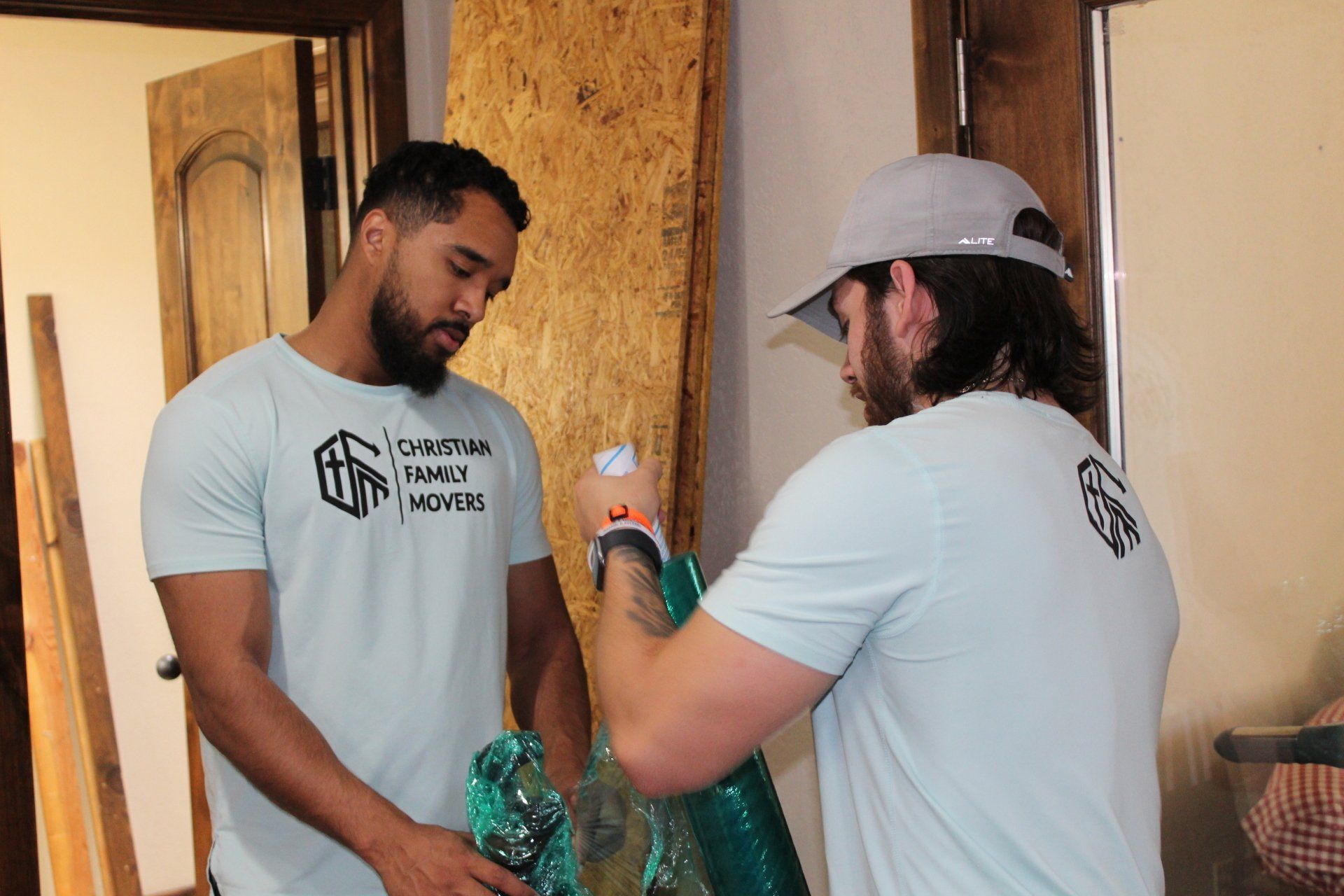 Team packing fragile items for Amarillo home move