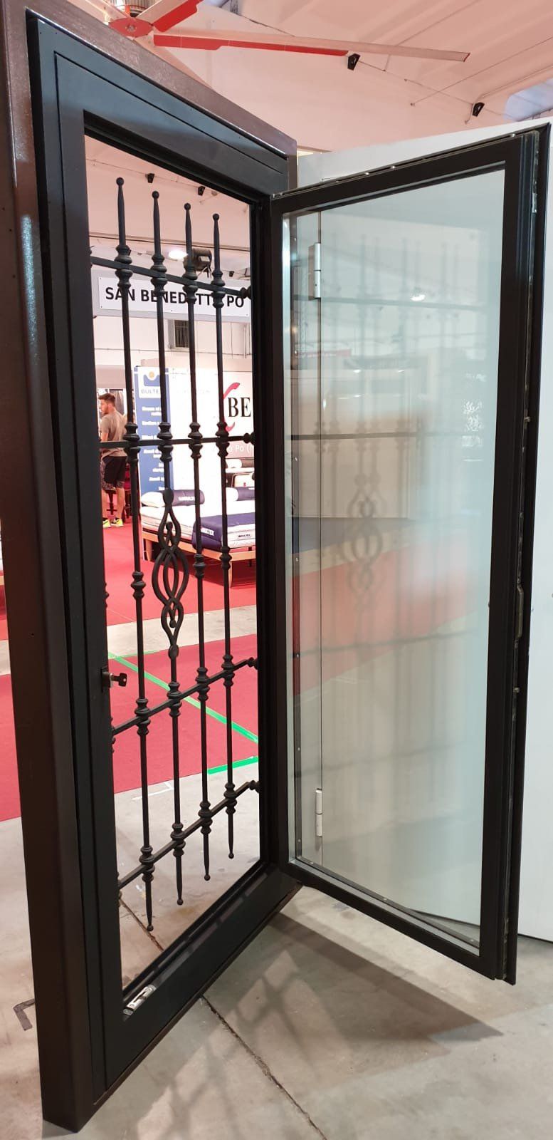 inferriata su porta aperta