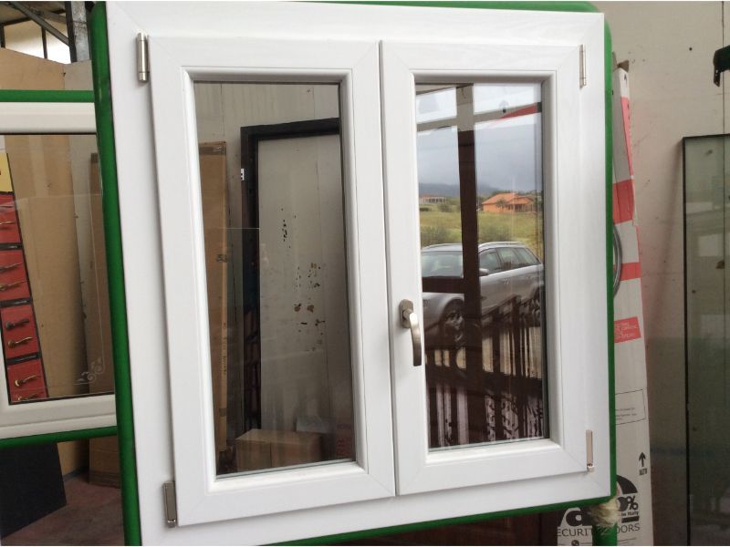 finestra in alluminio bianco