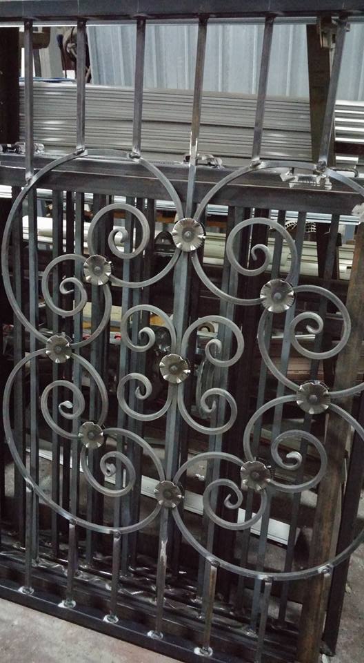 ringhiere in ferro con fregi