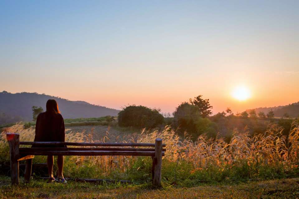 donna seduta al tramonto