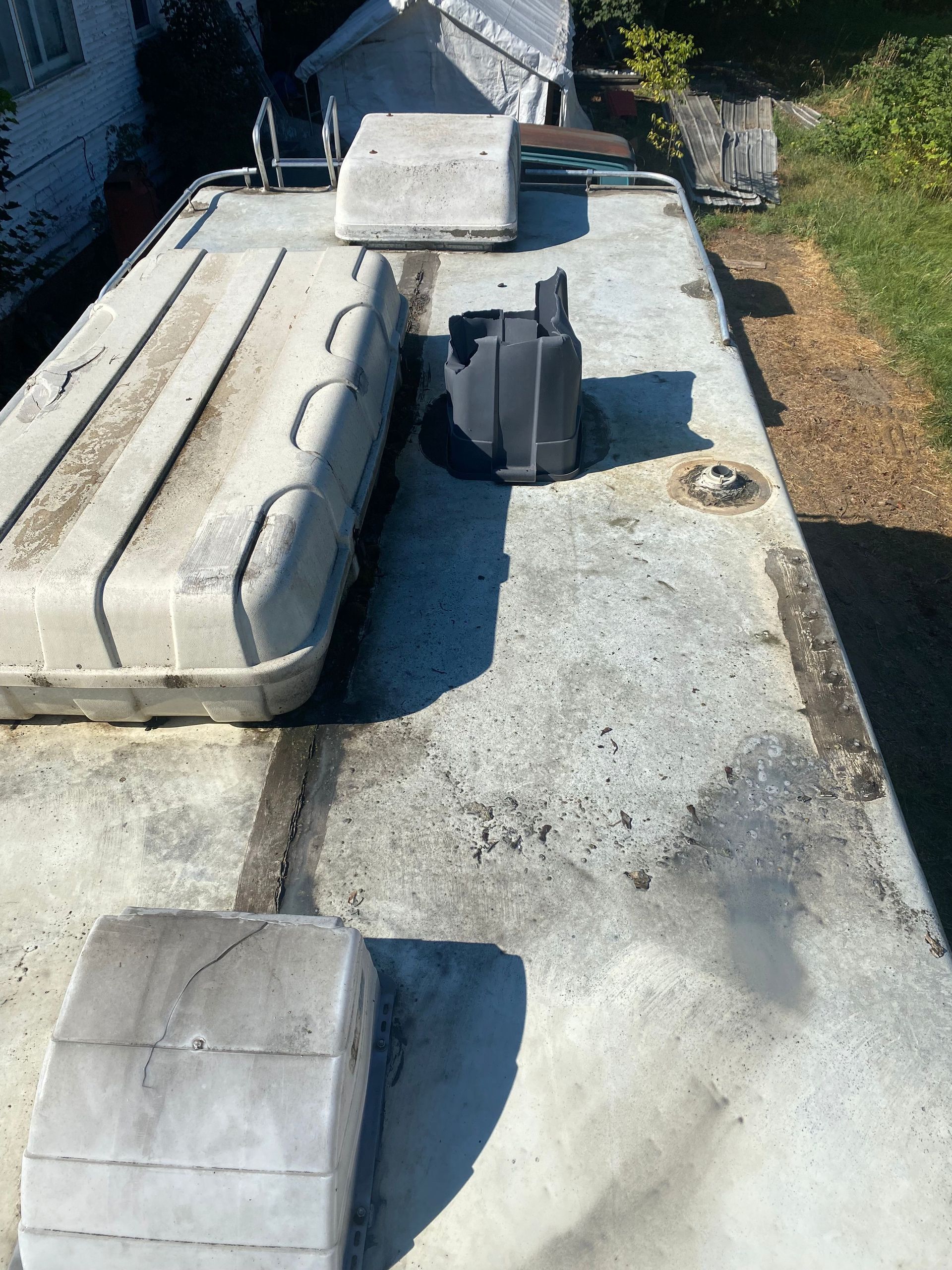 The roof of a camper van is dirty and needs to be cleaned